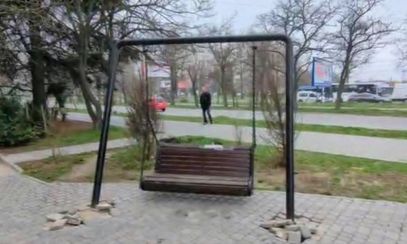 ForPost - Новости : Благоустроенный сквер подвергся атаке севастопольских вандалов 