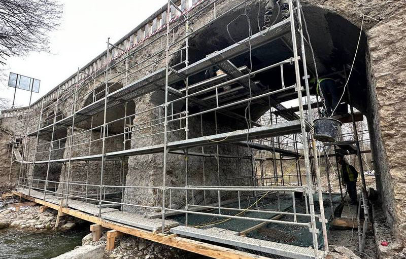 ForPost - Новости : Старые мосты через горные реки Крыма дождались ремонта