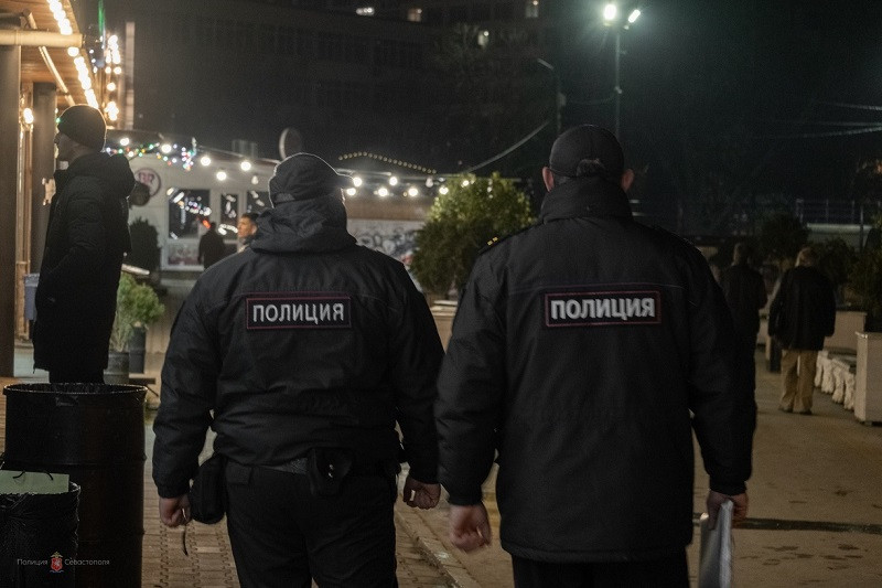 ForPost - Новости : Родители призывника сцепились с полицейскими, чтобы отбить сына