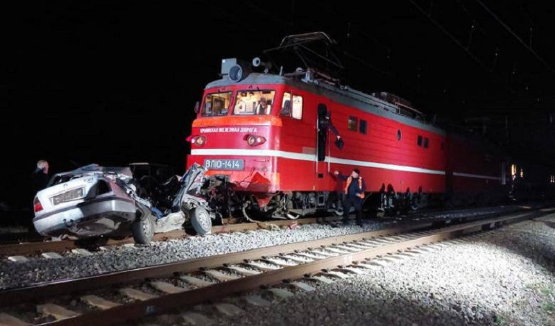 ForPost - Новости : Пытался проскочить на «красный»: что известно о ночном ДТП с поездом и авто в Крыму