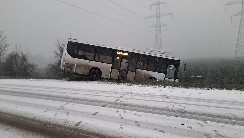 ForPost - Новости : В Севастополе весенний снег отправил автобус в кювет 