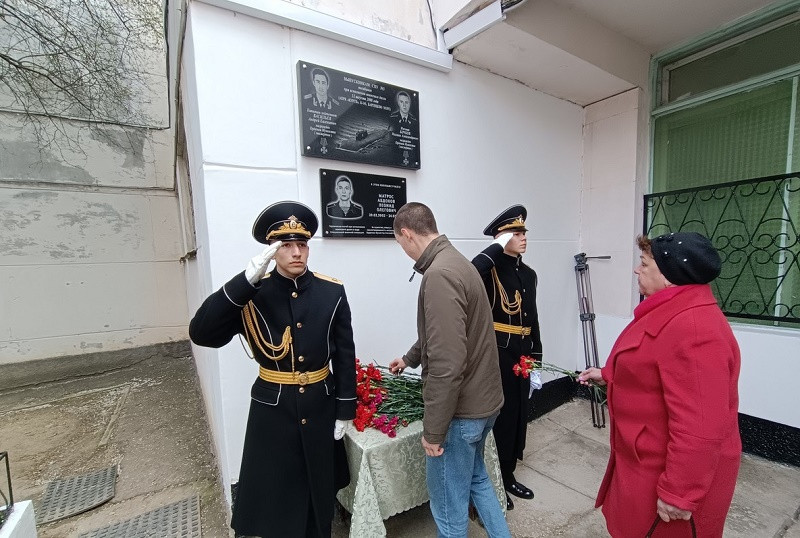 ForPost - Новости : В Севастополе установили памятную доску матросу с БДК «Саратов»