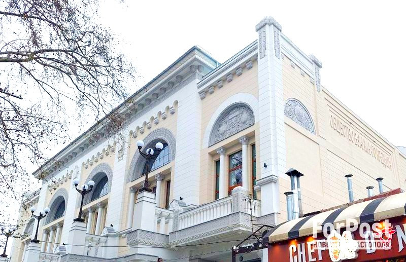 ForPost - Новости : История меняет цвет: крымчан удивил фасад здания Центробанка после реставрации