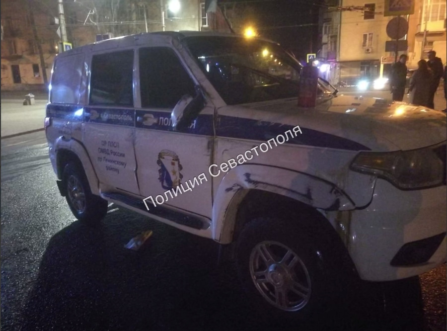 ForPost - Новости : В Севастополе в результате ДТП полицейская машина перевернулась на бок
