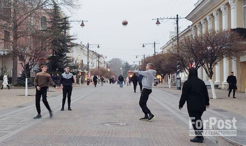 ForPost - Новости : Ночной волейбол на центральном проспекте столицы Крыма набирает обороты 