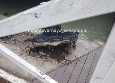 ForPost - Новости : В Севастополе паром вырвал кнехт на причале Артиллерийской бухты
