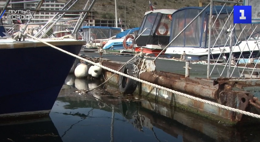 ForPost - Новости : Балаклавскую бухту в Севастополе будут чистить мусоросборщики