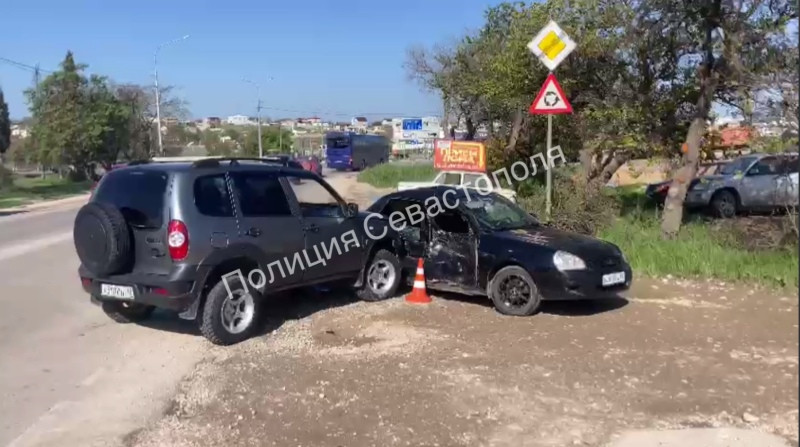 ForPost - Новости : Ловкий поворот под Севастополем отправил троих пассажиров в больницу