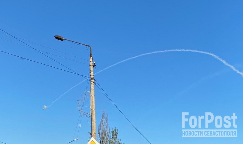 ForPost - Новости : Жуткий грохот и след в небе: над Феодосией отработали силы ПВО