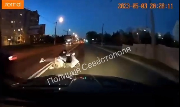 ForPost - Новости : Севастопольского мопедиста побросало на дороге между иномарками