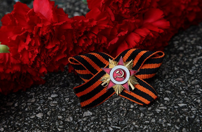 ForPost - Новости : В городах Крыма возлагают цветы к Вечному огню и поздравляют ветеранов с Днём Победы