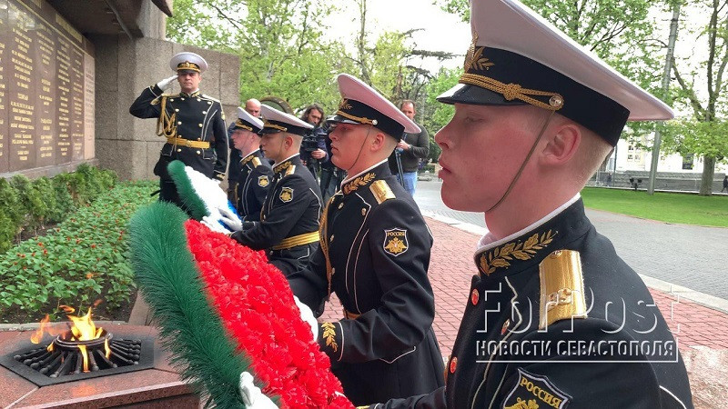 ForPost - Новости : В Севастополе в честь Дня Победы возложили цветы к Вечному огню 