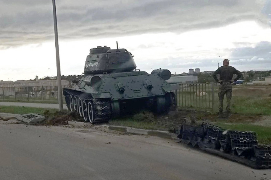 ForPost - Новости : В Севастополе Т-34 получил лёгкие небоевые повреждения