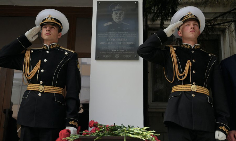 ForPost - Новости : Мемориальная доска в честь контр-адмирала Михаила Соловьёва появилась в Севастополе