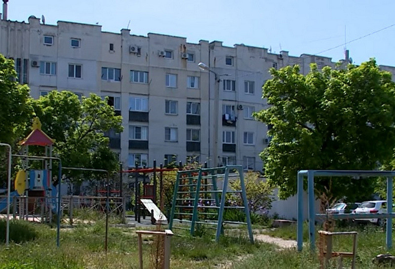 ForPost - Новости : В Севастополе на Радиогорке демонтируют детскую площадку 