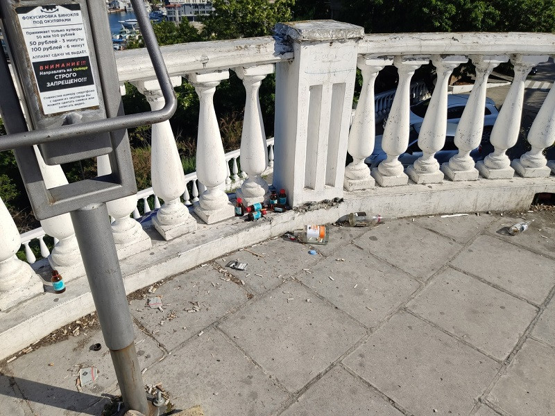 ForPost - Новости : В центре Севастополя маргиналы сочетают гастрономическое удовольствие с эстетическим