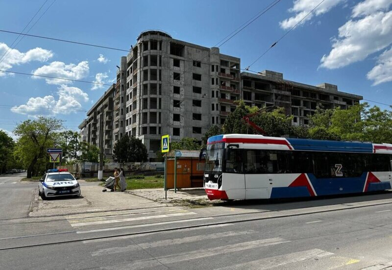 ForPost - Новости : Трамвай и легковушка не смогли разъехаться на дороге на западе Крыма