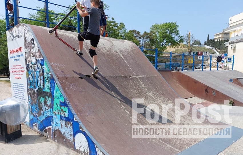 ForPost - Новости : Дети катаются по закрытому на ремонт скейт-парку в Артбухте Севастополя 