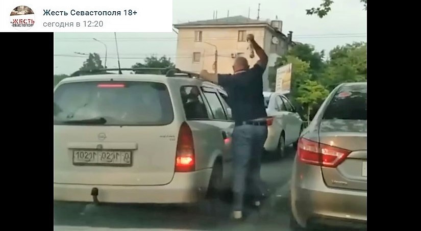 ForPost - Новости : В Севастополе водитель пустил в ход биту