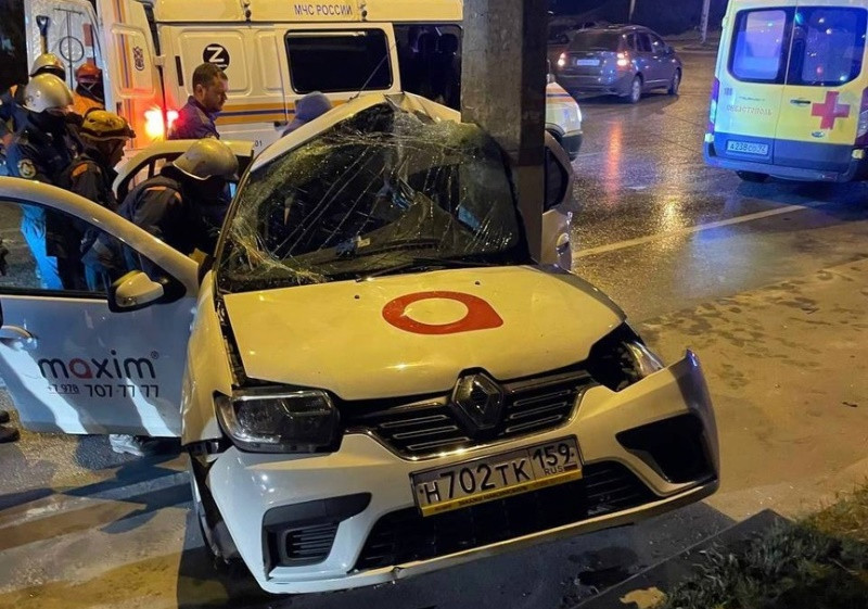 ForPost - Новости : Машина такси разбилась о столб в Севастополе