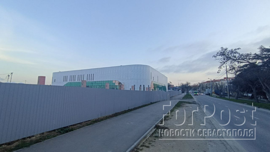 ForPost - Новости : В центре Севастополя достраивают ледовую арену