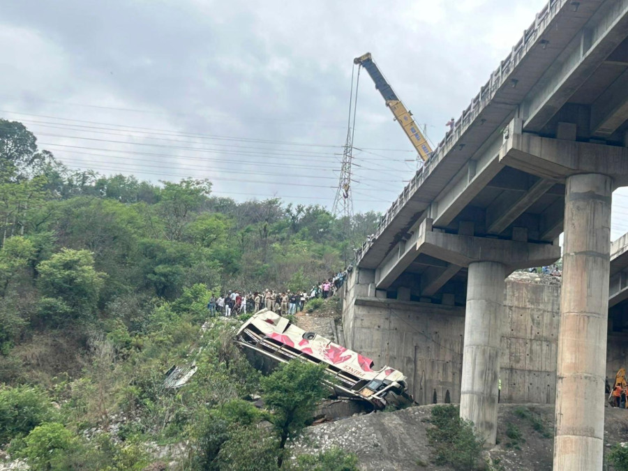 ForPost - Новости : Перегруженный автобус с паломниками упал с моста