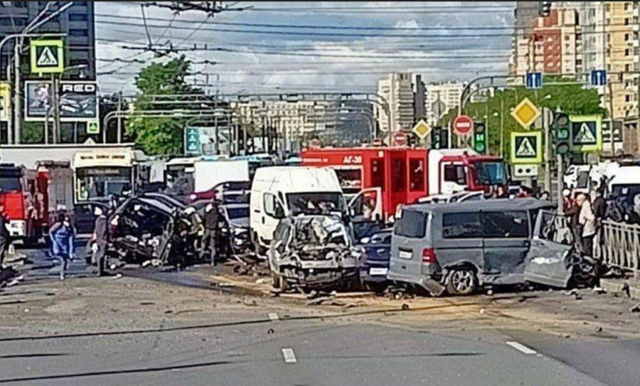 ForPost - Новости : «Самосвал снес машины как кегли». 16 человек пострадали в массовом ДТП в Петербурге 