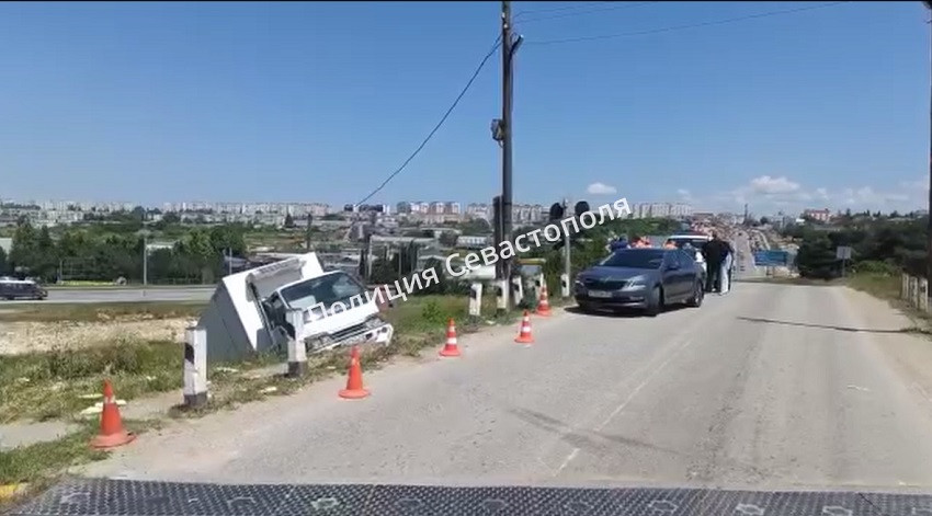 ForPost - Новости : В Севастополе грузовик столкнулся с поездом