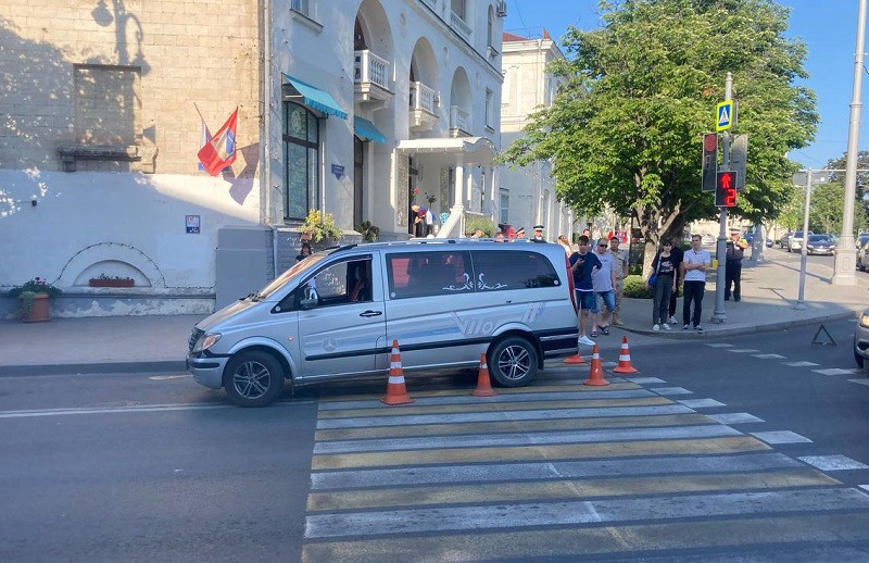 ForPost - Новости : Переходившего на «красный» подростка сбил автомобиль в центре Севастополя