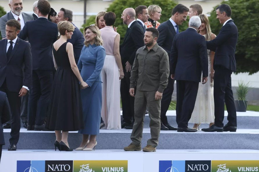 ForPost - Новости : Зеленский разозлил американскую делегацию на саммите НАТО в Вильнюсе