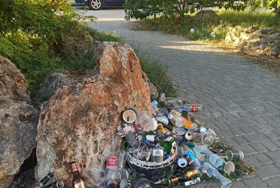 ForPost - Новости : Зелёная зона по пути к севастопольскому пляжу превращается в свалку 