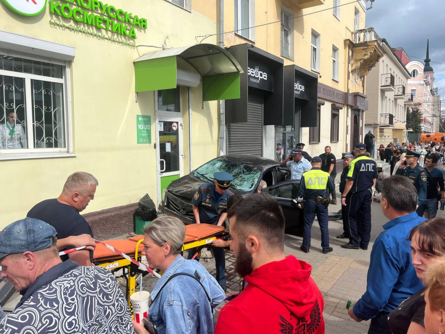 ForPost - Новости : Пьяный водитель на «Тойоте» въехал на тротуар, сбив 10 человек