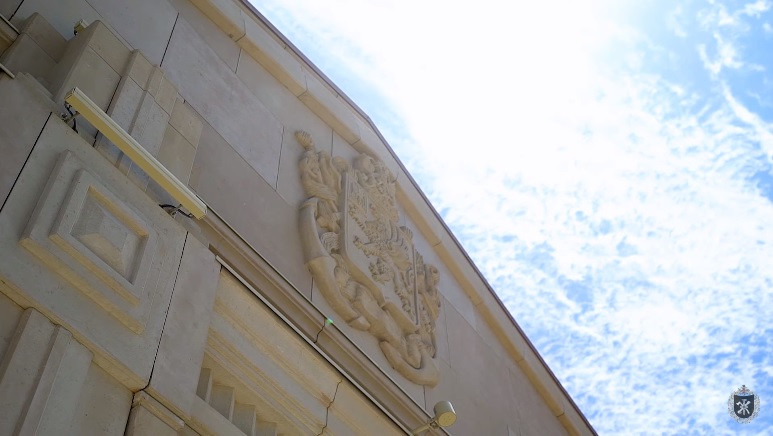 ForPost - Новости : Фасад здания в Новом Херсонесе украсил имперский герб Севастополя
