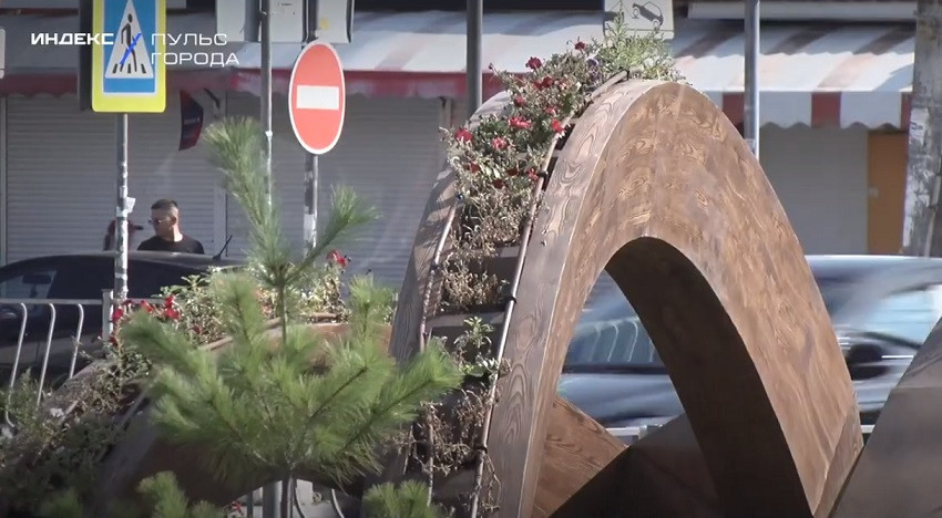 ForPost - Новости : В Севастополе на площади Восставших заново перевысаживают растения 