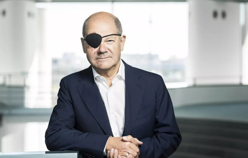 ForPost - Новости : «Жду мемов»: канцлер ФРГ теперь ходит с пиратской повязкой на лице	