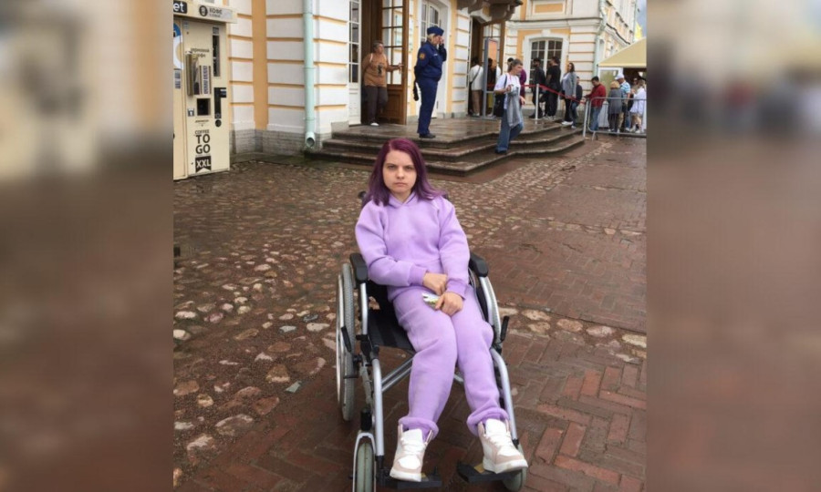 ForPost - Новости : Девушку-инвалида не пустили в музей Петергофа, «чтоб не поцарапала лестницу» коляской