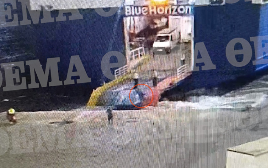 ForPost - Новости : Экипаж парома столкнул опоздавшего пассажира прямо под винты судна