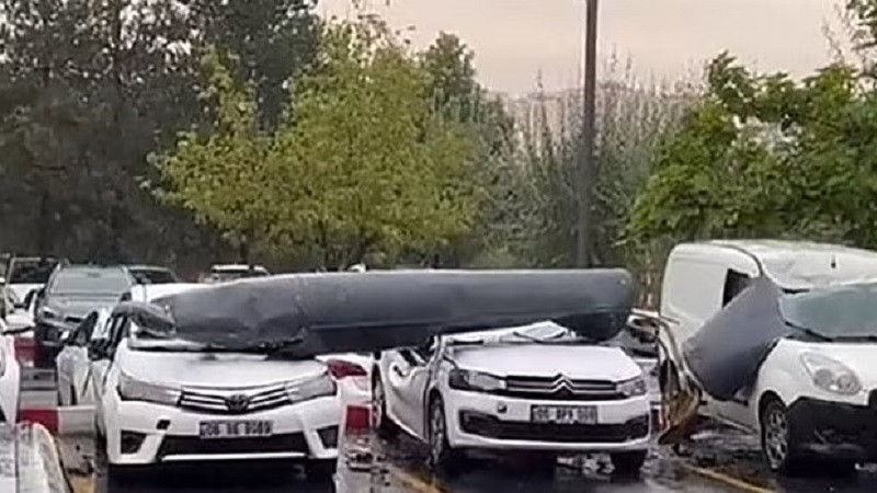ForPost - Новости : На припаркованные автомобили упала часть истребителя