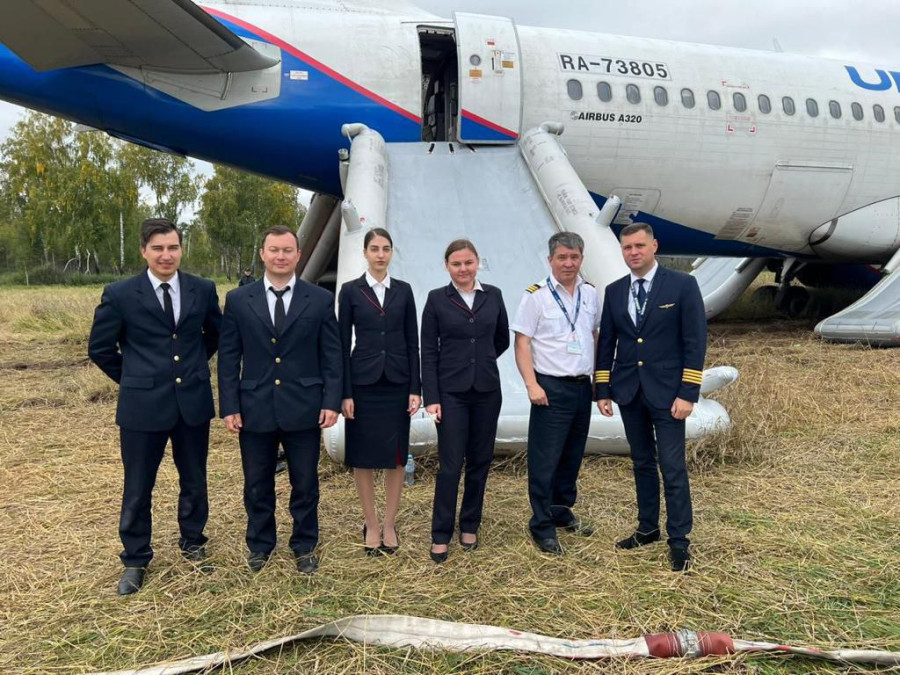 ForPost - Новости : Названы имена пилотов-героев, которые спасли самолёт, посадив его в чистом поле