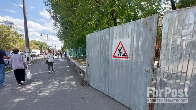 ForPost - Новости : Забор вокруг сквера Тренёва в столице Крыма переполошил горожан