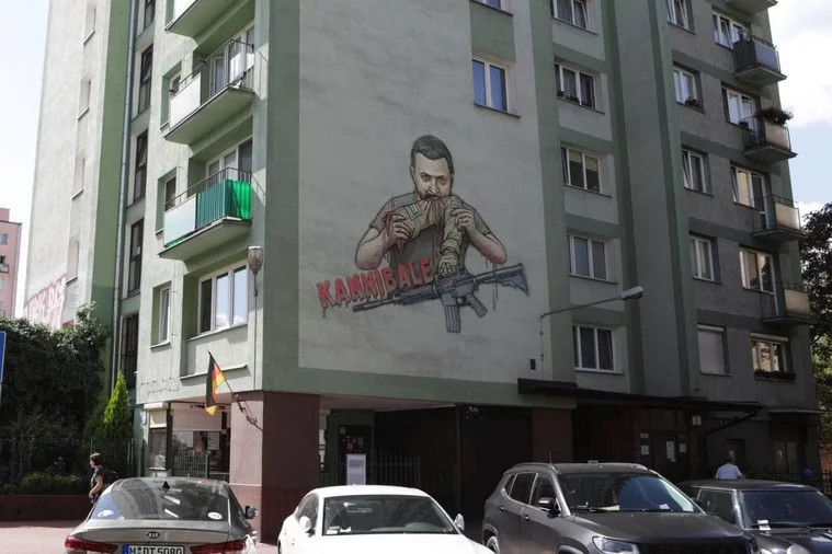 ForPost - Новости : В Берлине ищут автора изображения «Зеленского-каннибала» на стене жилого дома