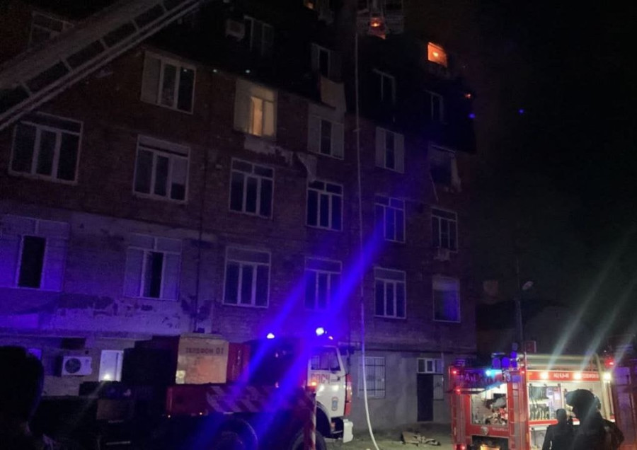 ForPost - Новости : Очевидцы сняли на видео крики людей на верхних этажах горящего дома