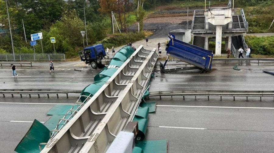 ForPost - Новости : Самосвал снёс мост, и тот упал на федеральную трассу