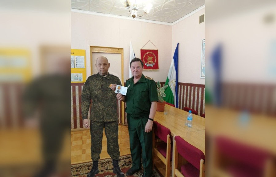 ForPost - Новости : Чиновники дорисовали фото с вручением награды военному, который умер