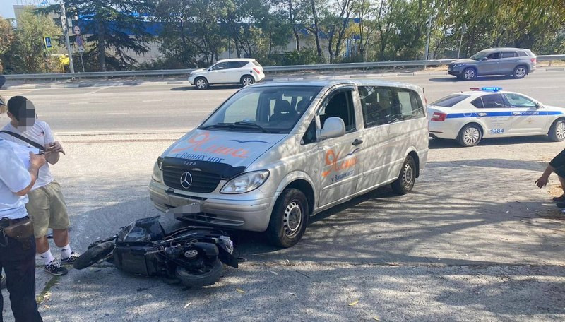 ForPost - Новости : Подросток на мопеде попал под колёса «Мерседеса» на юге Крыма