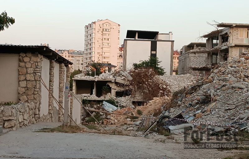 ForPost - Новости : В Севастополе дети превратили руины самостроя в площадку для игр