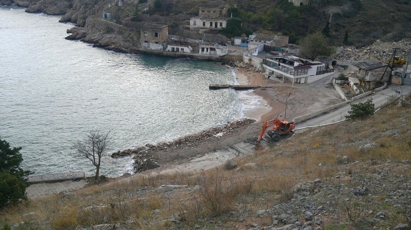 ForPost - Новости : У Мраморного пляжа в Балаклаве ведётся отсыпка грунта