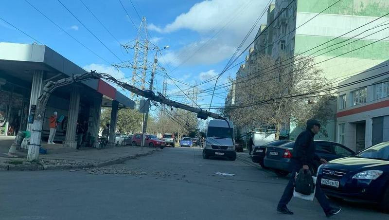 ForPost - Новости : Последствия непогоды в Крыму: ураганный ветер валил деревья и гнул столбы