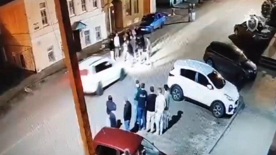 ForPost - Новости : Мужчина на «Мерседесе» въехал в толпу людей после ссоры в ресторане