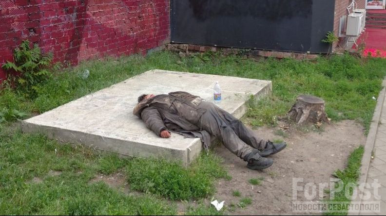 ForPost - Новости : «Великий шёлковый путь» бомжей разрушает старинное кладбище в столице Крыма